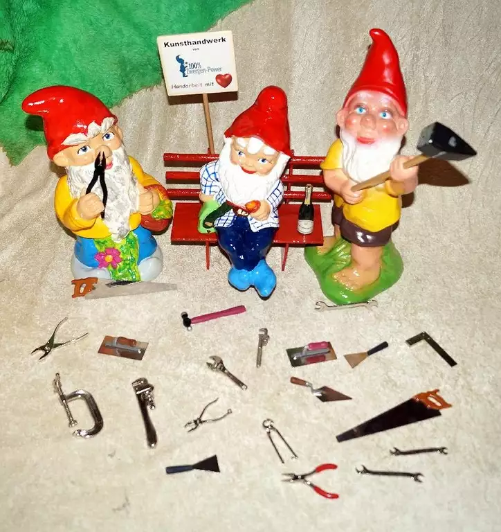 Seit 1995 wurden schon viele Gartenzwergfrauen und Gartenzwerge mit schönen Accessoires gefertigt.